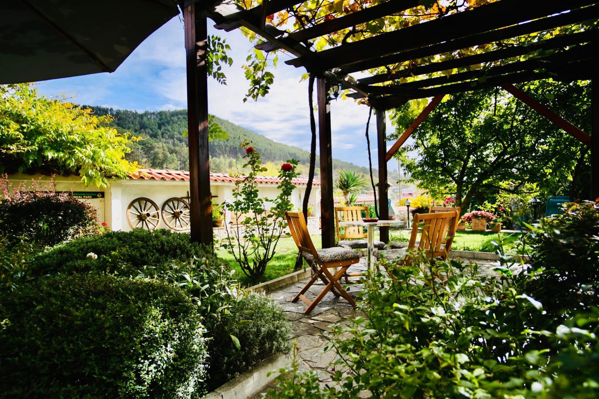 Iliikova House Hotel Kalofer Buitenkant foto