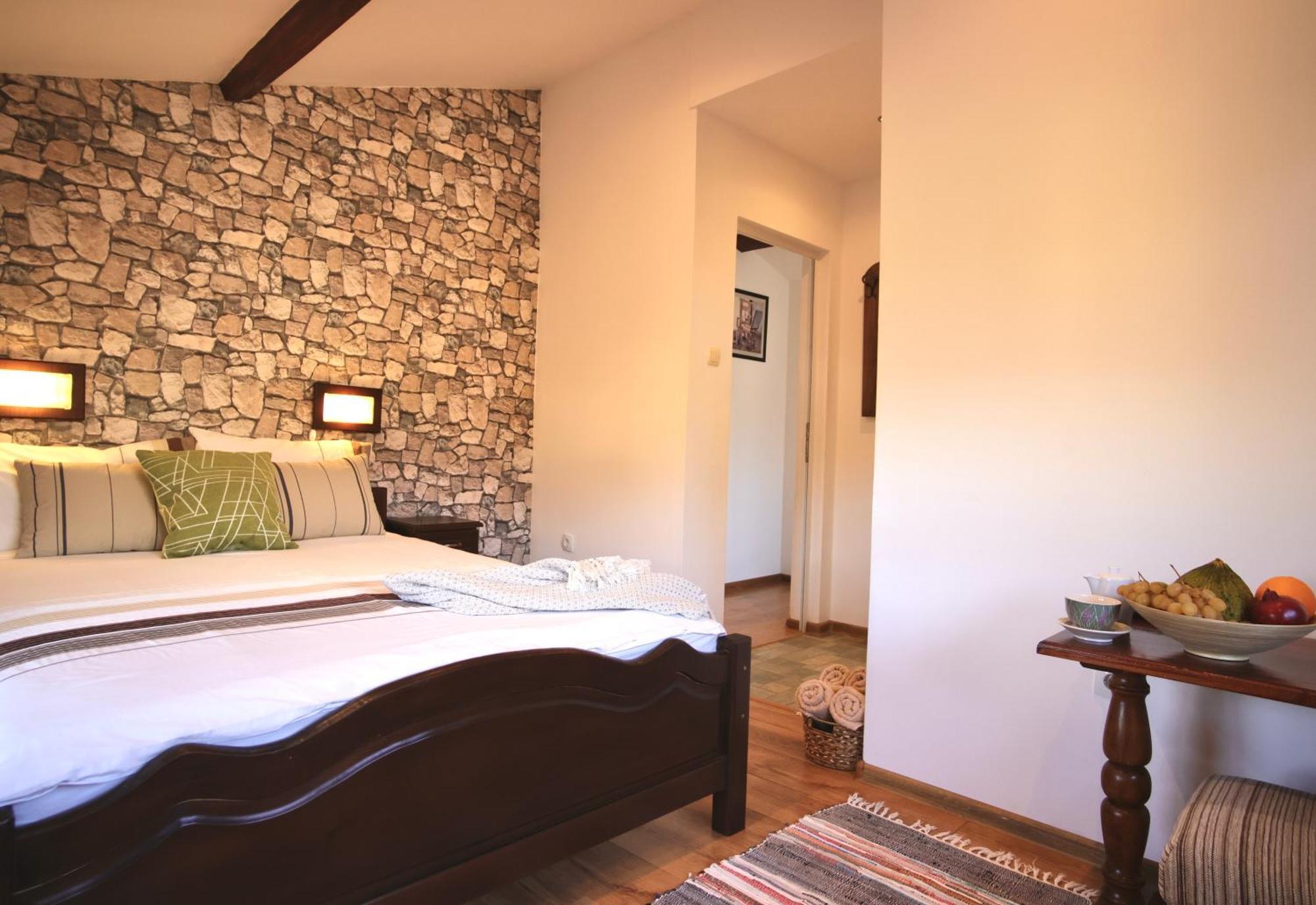 Iliikova House Hotel Kalofer Buitenkant foto