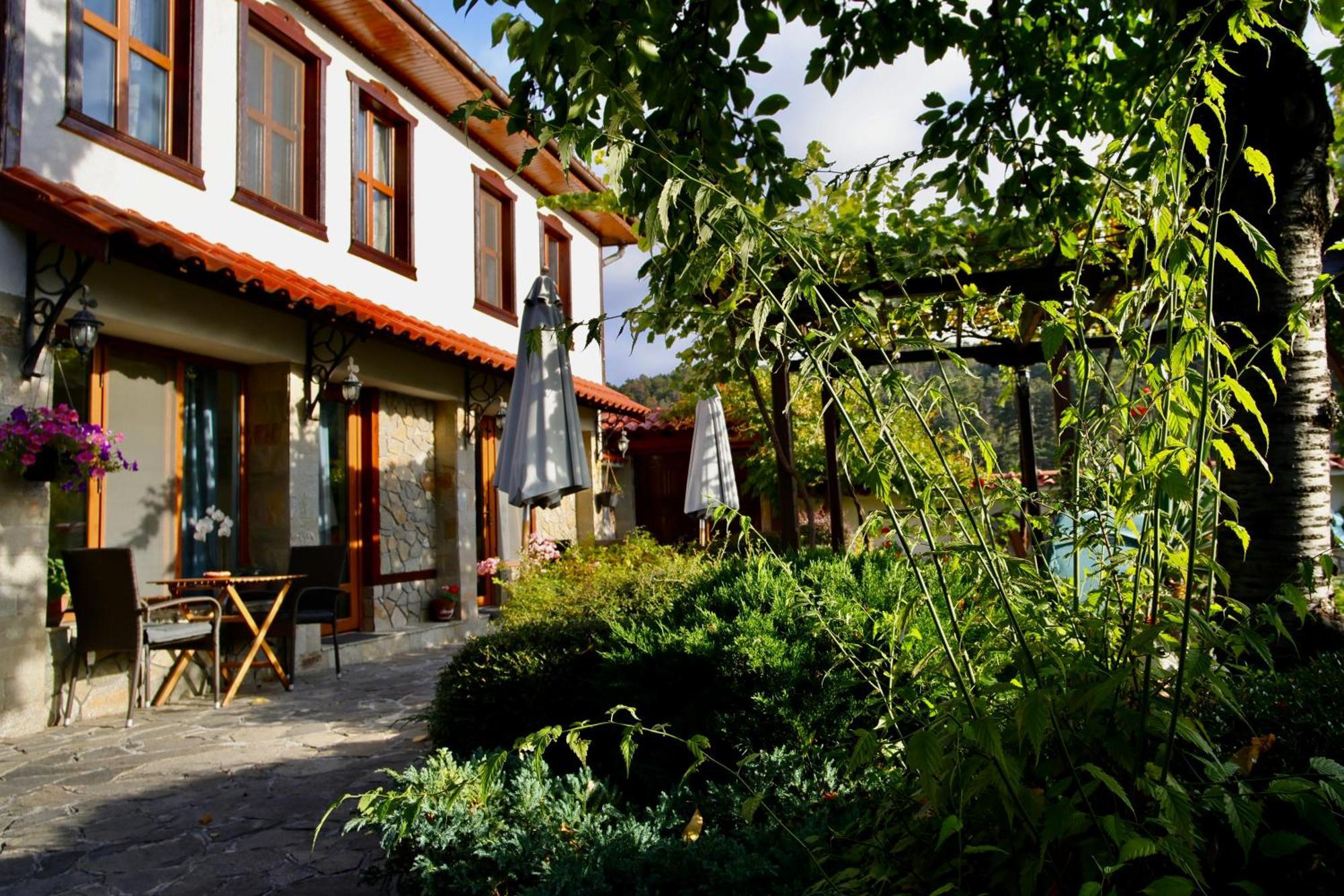 Iliikova House Hotel Kalofer Buitenkant foto